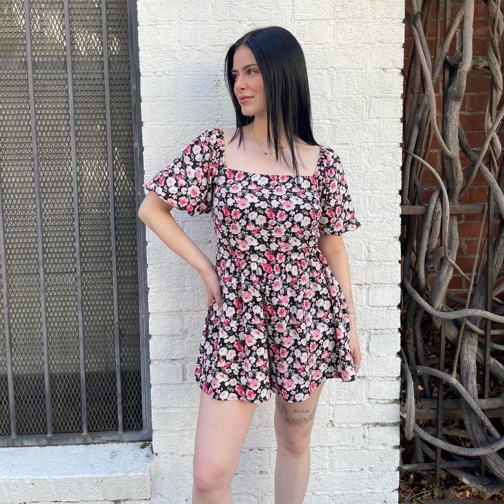 Black and pink floral romper with square neckline and puffy sleeves sz s